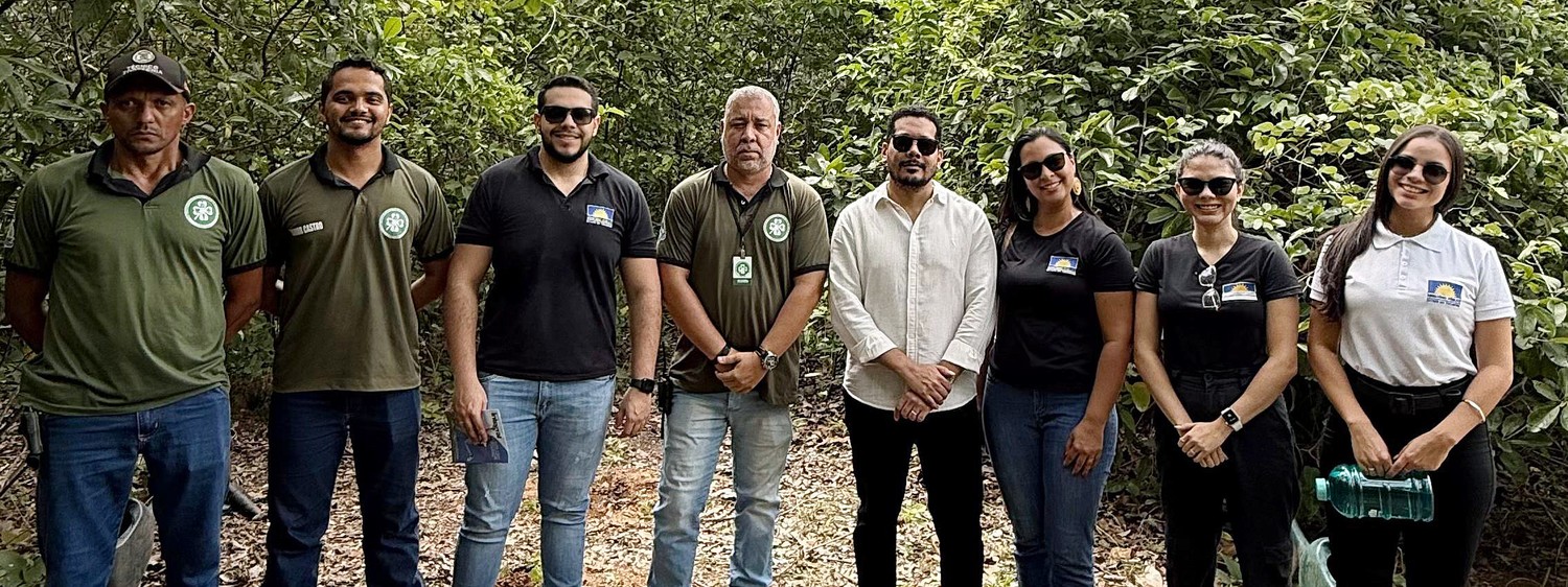 O promotor de Justiça  Ênderson Lima durante visita ao projeto de reflorestamento