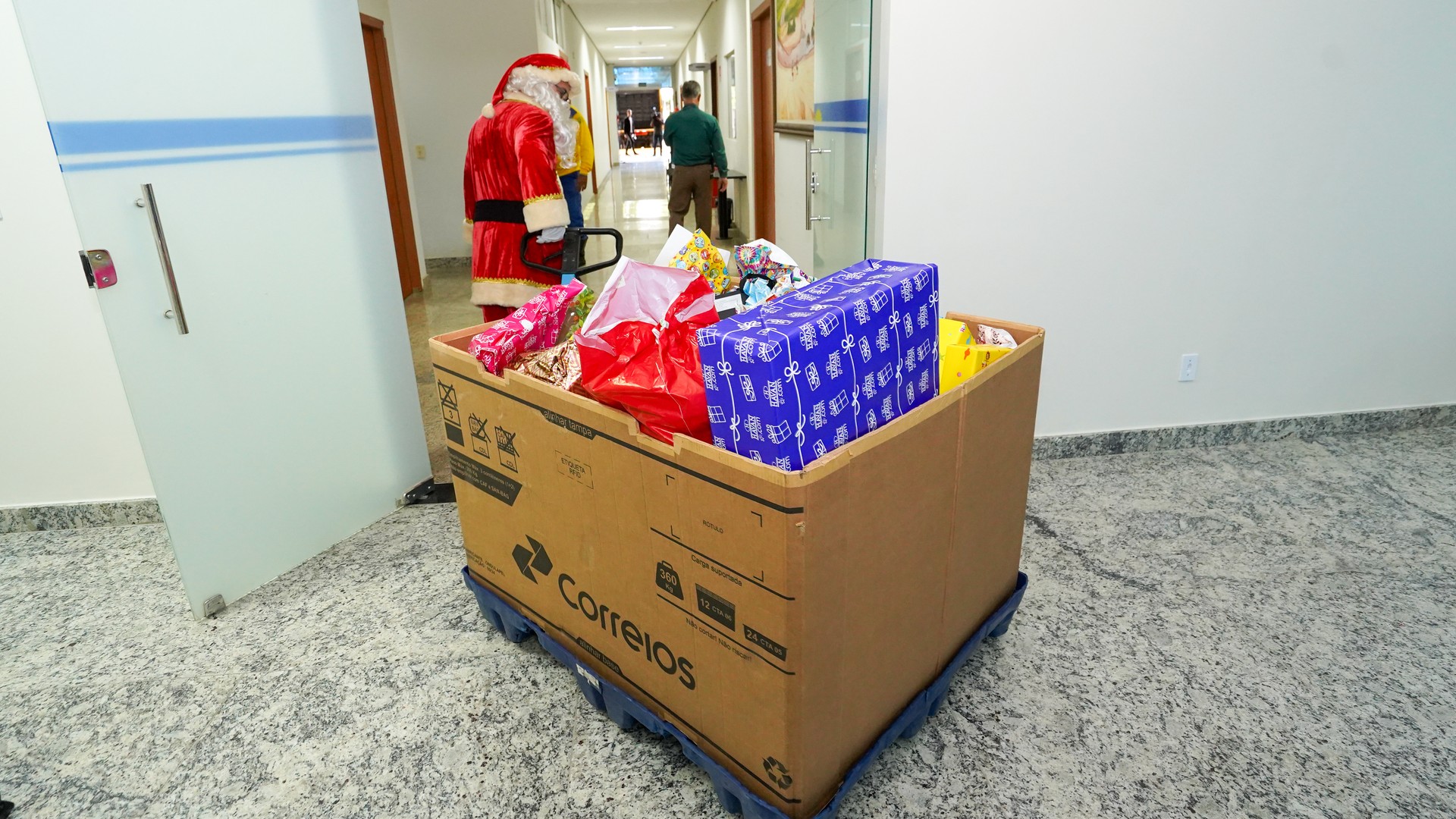 Papai Noel leva presentes do MPTO para a Escola Municipal Mestre Pacífico Siqueira Campos