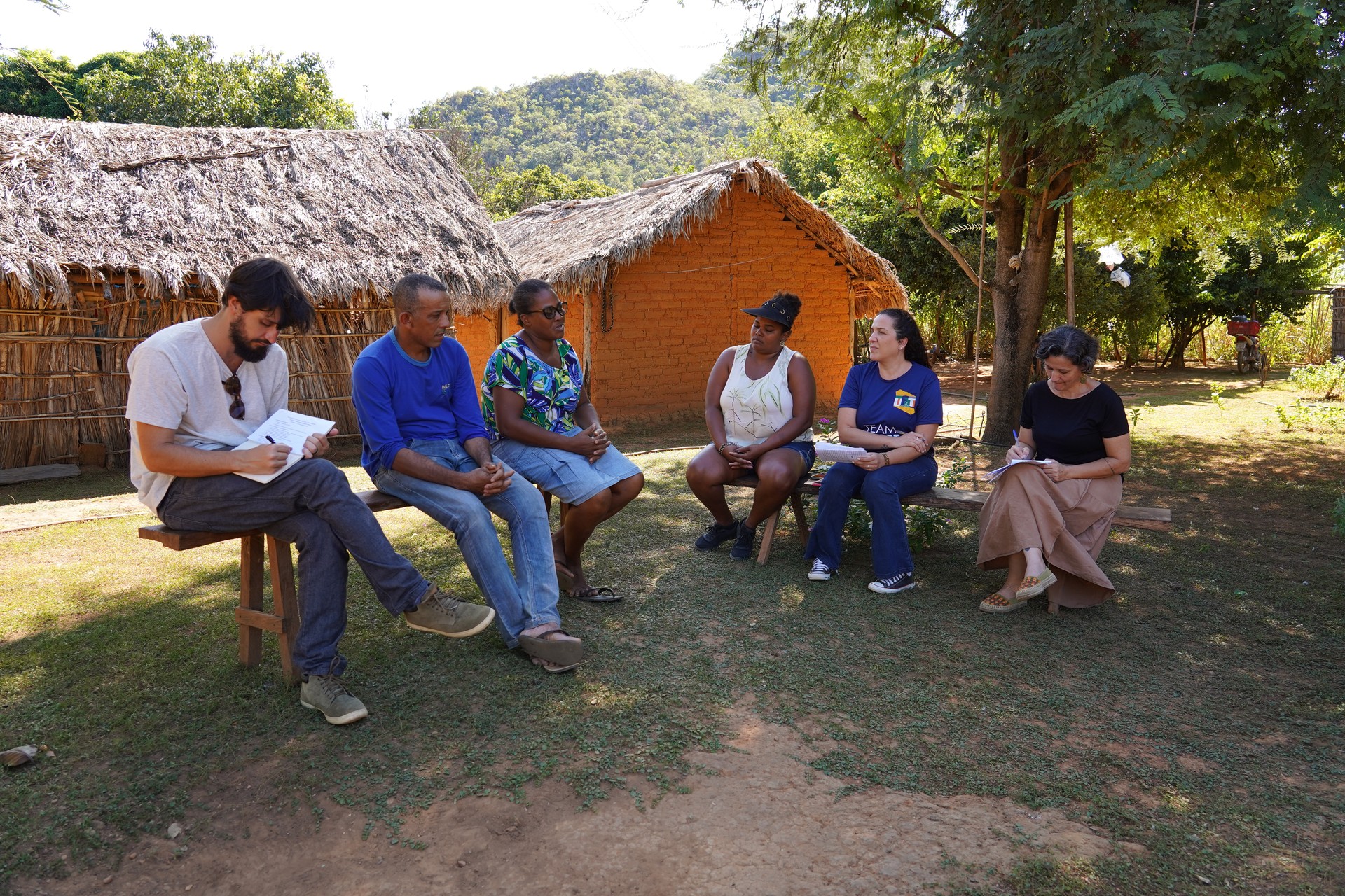 Equipe de pesquisadores realiza estrevista com moradores da Quilombo Kalunga do Mimoso