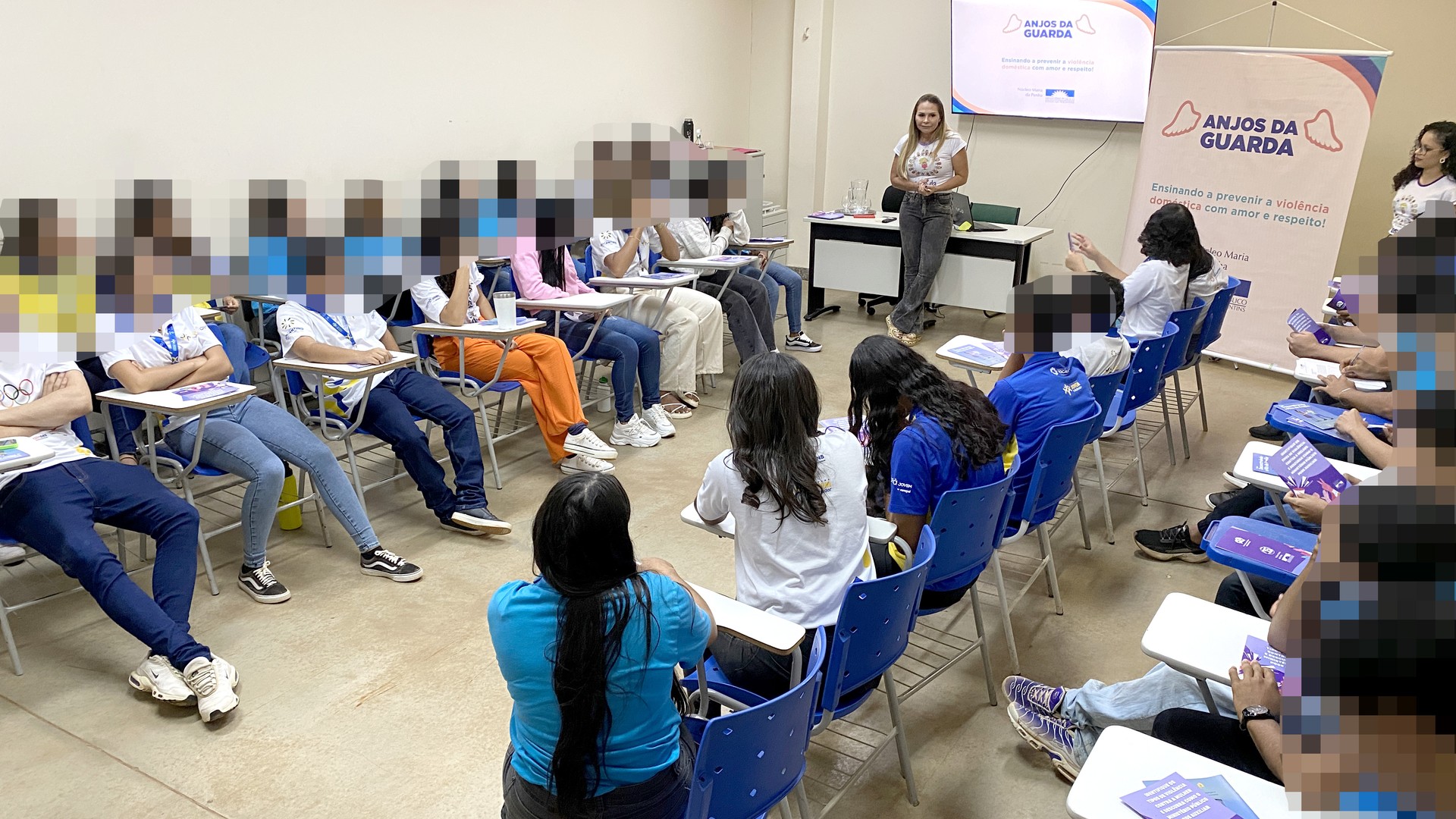 Estudantes participaram de conversa sobre enfrentamento da violência doméstica e tiraram dúvidas a respeito do tema