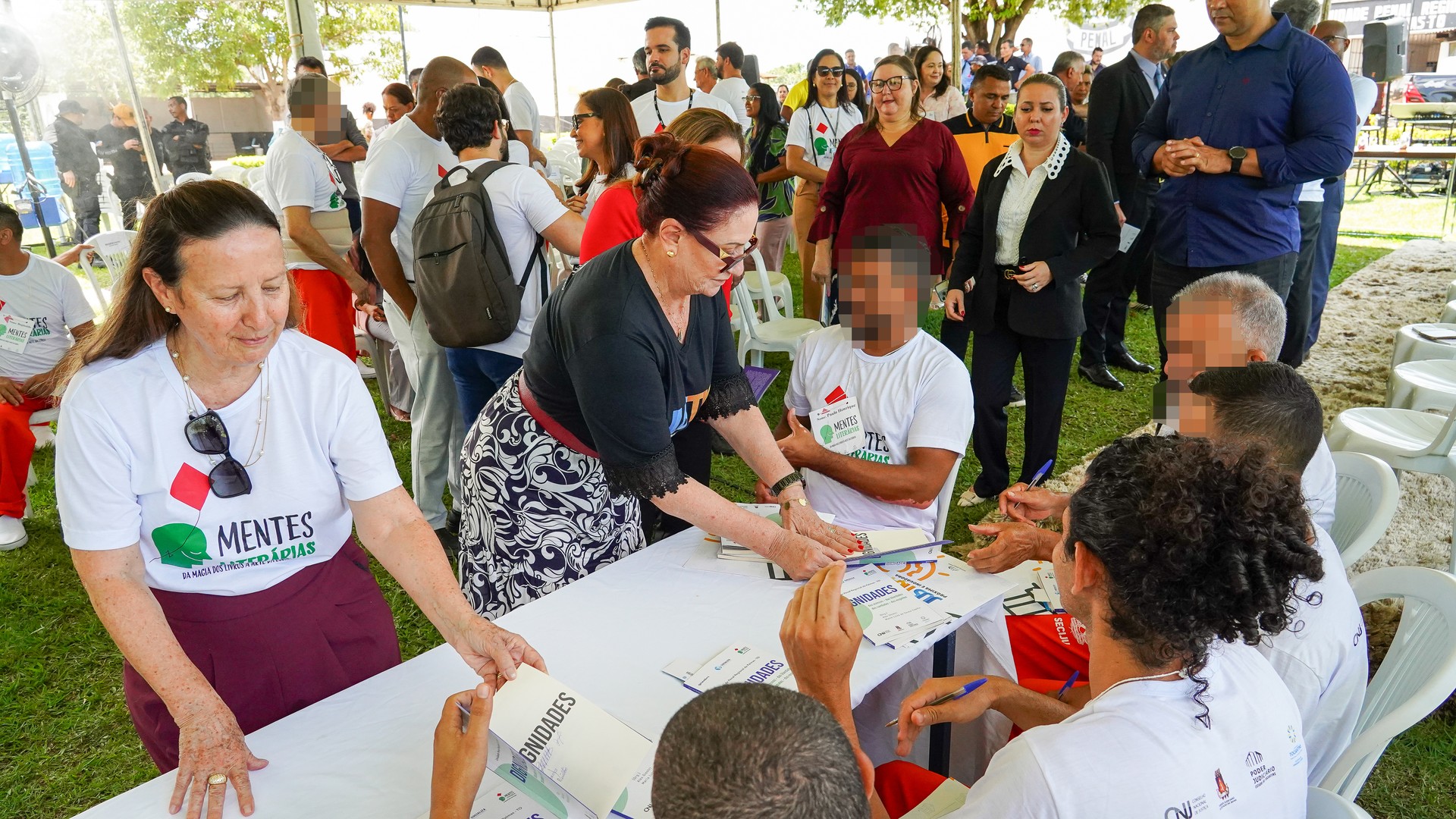 Após lançamento do livro Dignidades, reeducandos autografaram a obra coletiva