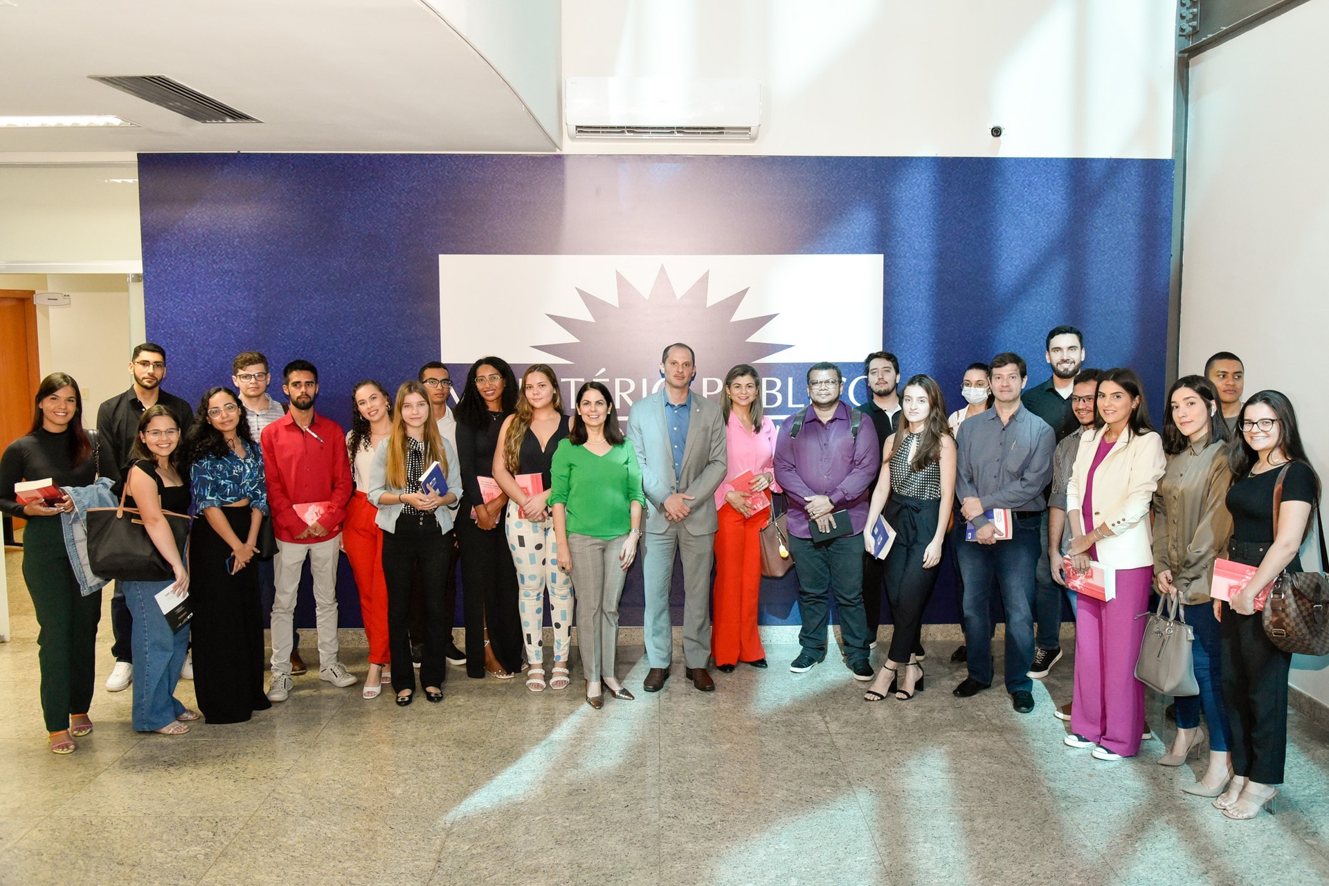 Promotor de Justiça Abel Andrade Leal Júnior, chefe de gabinete da Procuradoria-Geral de Justiça, e estudantes do curso de Direito, da Unitins