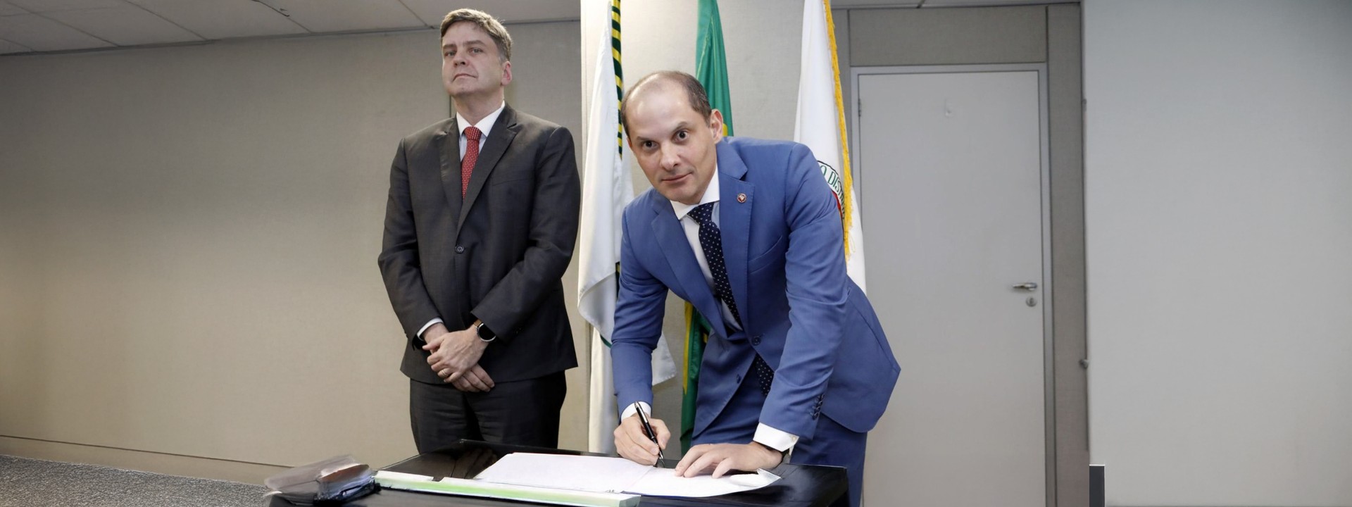 Procurador-geral de Justiça do MPTO, Abel Andrade Leal Júnior, durante assinatura