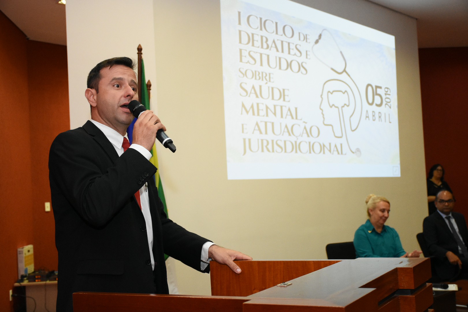 O defensor público Arthur Pádua Marques fez considerações acerca da política pública dispensada a pessoas com transtornos mentais