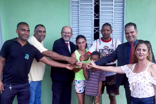 Registro da entrega da casa à família beneficiada