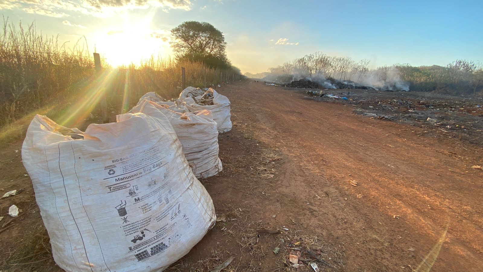 Lixão a céu aberto contaminou o lençol freático, emitiu gases nocivos e acumulou grande quantidade de pneus com água parada, que facilitaram a proliferação de doenças virais.