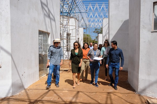 Promotora de Justiça Araína Cesárea, equipe do MPTO e representantes do município e da construtora, durante a vistoria