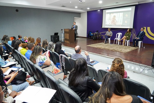 Fiore participou da mesa "Orfandade como desproteção social: um olhar crítico"