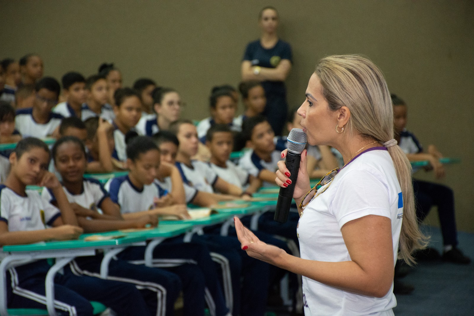 Pedagoga do núcleo, durante a palestra