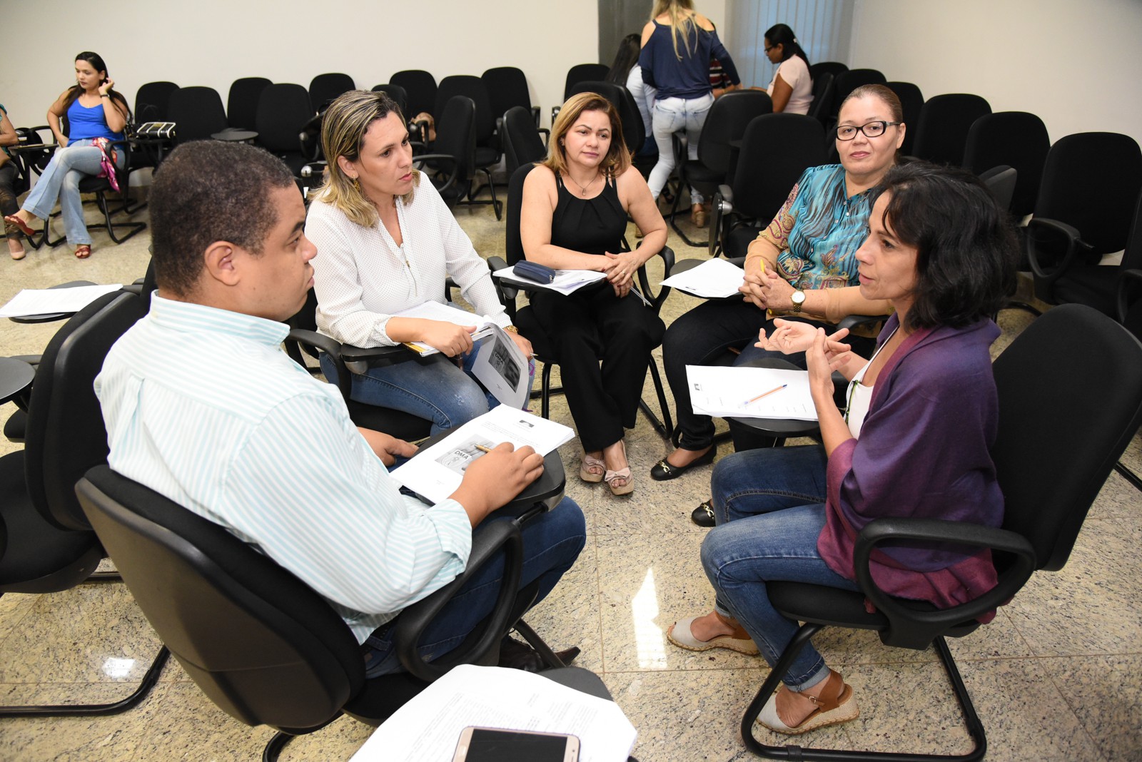 Psicólogos, assistentes sociais e representantes de diversas entidades discutiram os próximos passos do projeto