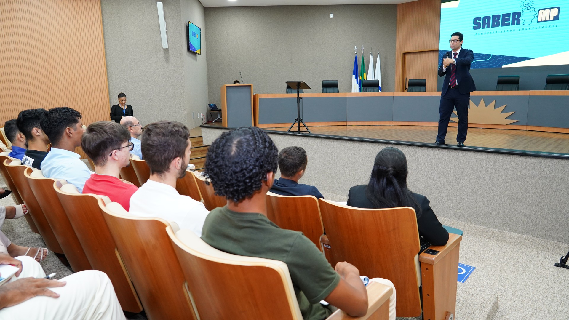 Acadêmicos da Unitop conhecendo de perto a atuação do MPTO