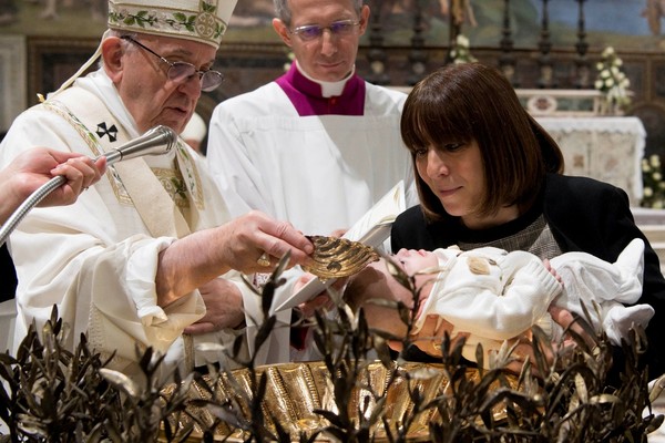  Papa Francisco batizou crianças em tradicional cerimônia neste domingo (7), na Capela Cistina 