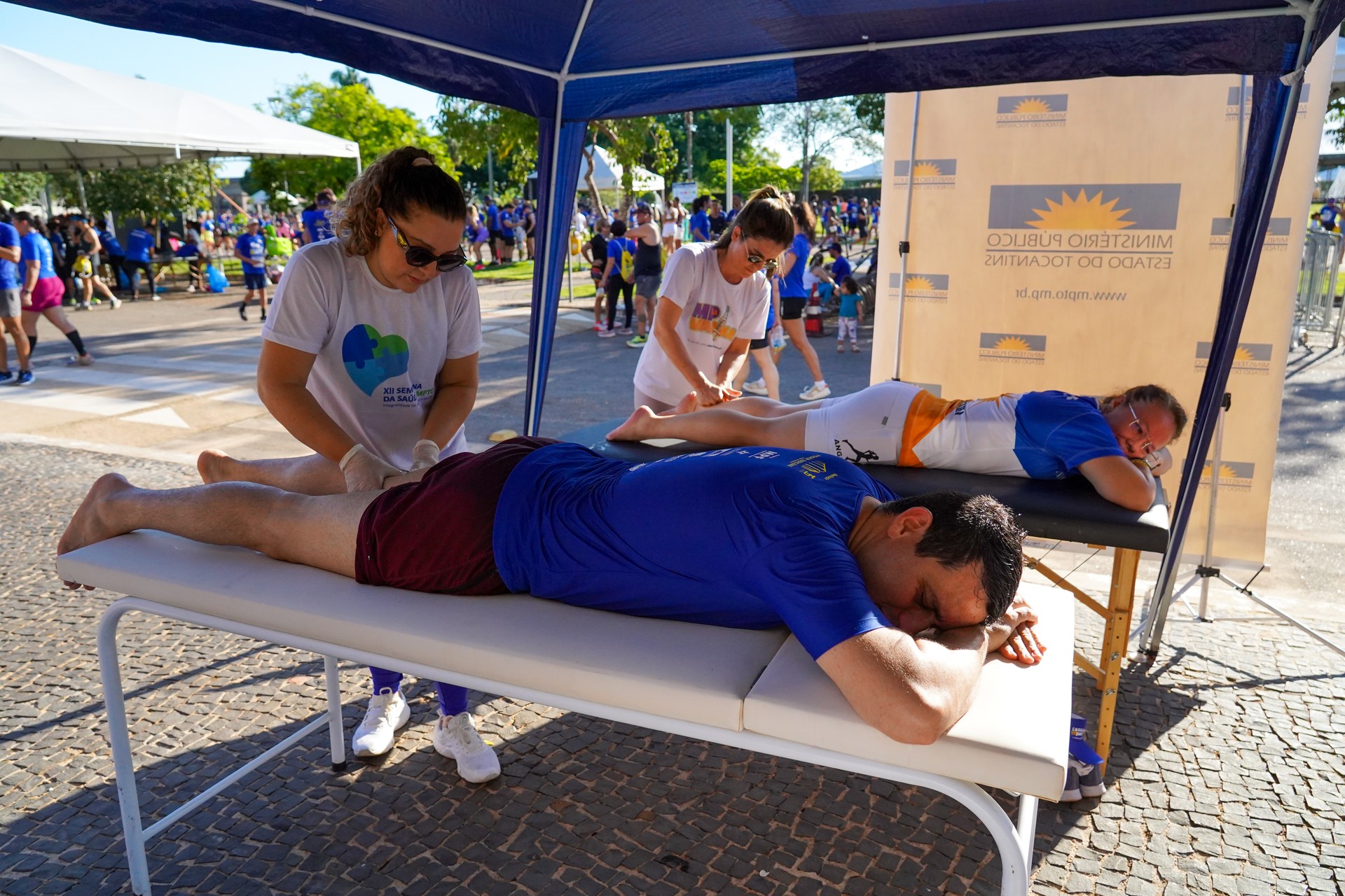 Massagens oferecidas por fisioterapeuta do setor de saúde do MPTO