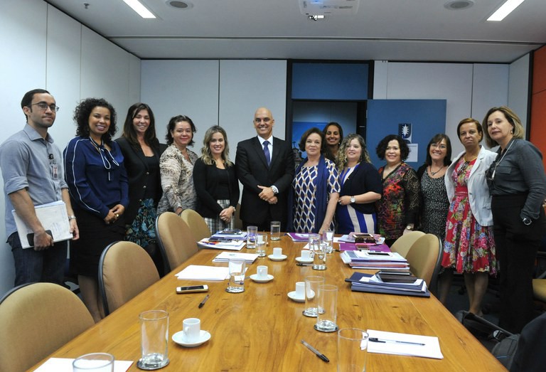  Reunidos, na Secretaria Especial de Políticas para as Mulheres(SPM), o ministro da Justiça e Cidadania, Alexandre de Moraes e a secretária especial de Políticas para as Mulheres, Fátima Pelaes e equipe.