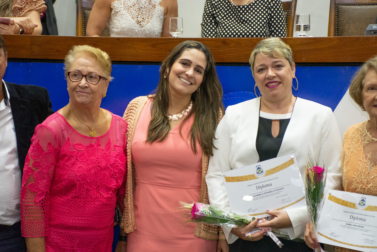 A promotora Márcia acompanhada da colega Thaís Cairo e da mãe