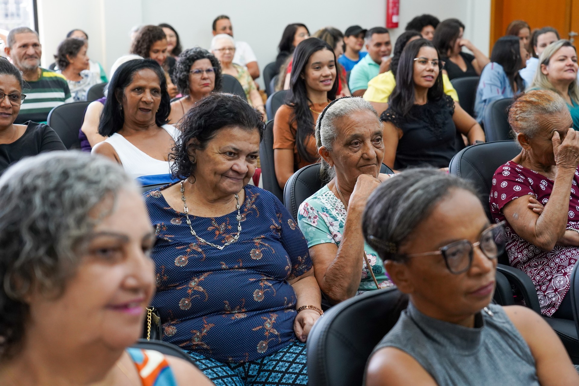 Centenas de idosos participaram da audiência pública