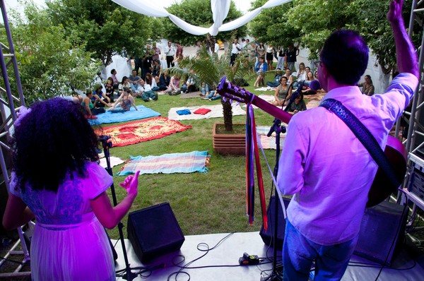 Palco foi montado no jardim em frente ao MPE