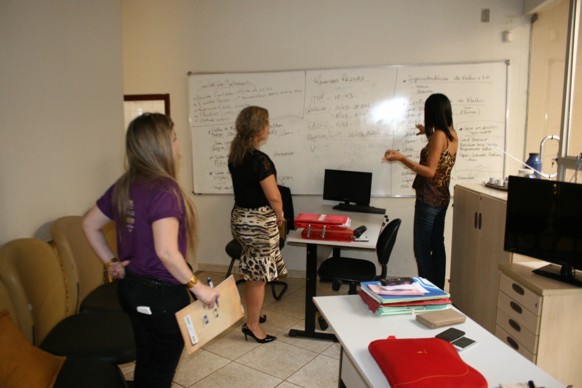 Núcleo Maria da Penha observa instalações e equipe técnica do Centro de Referência à Mulher em Situação de Violência da Capital.