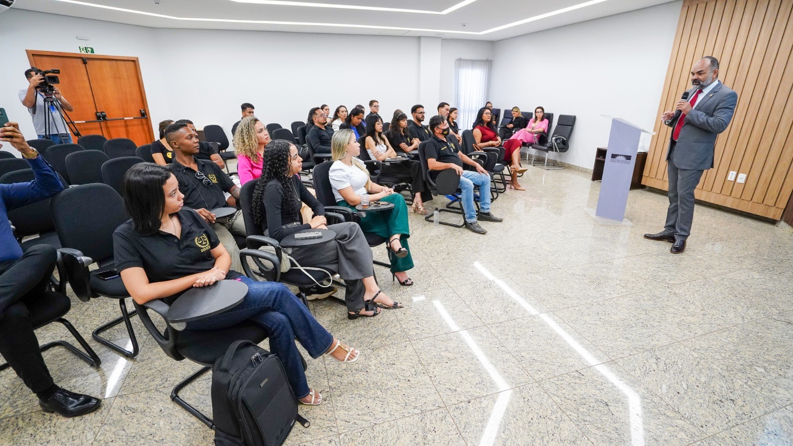 O promotor de Justiça Celsimar Custódio recebeu os estudantes do 1º período da Fasec