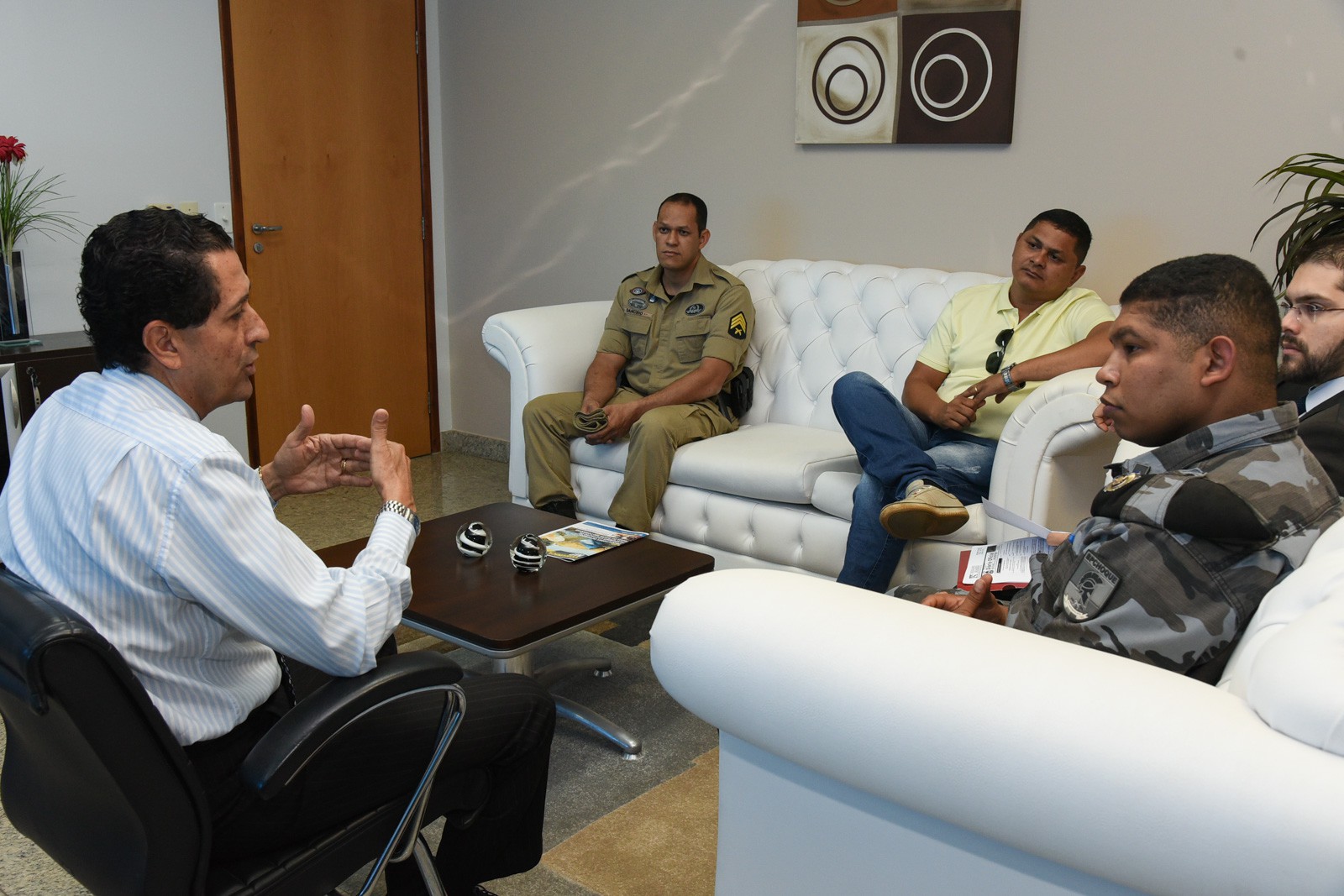 PGJ recebe visita de praças da Polícia Militar