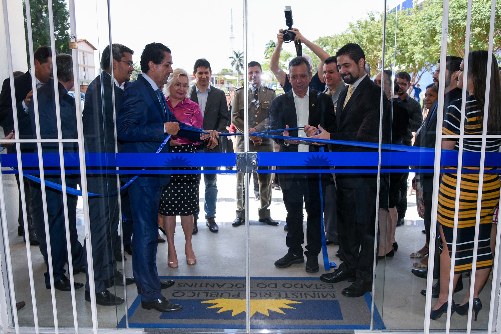 Autoridades descerram faixa de inauguração