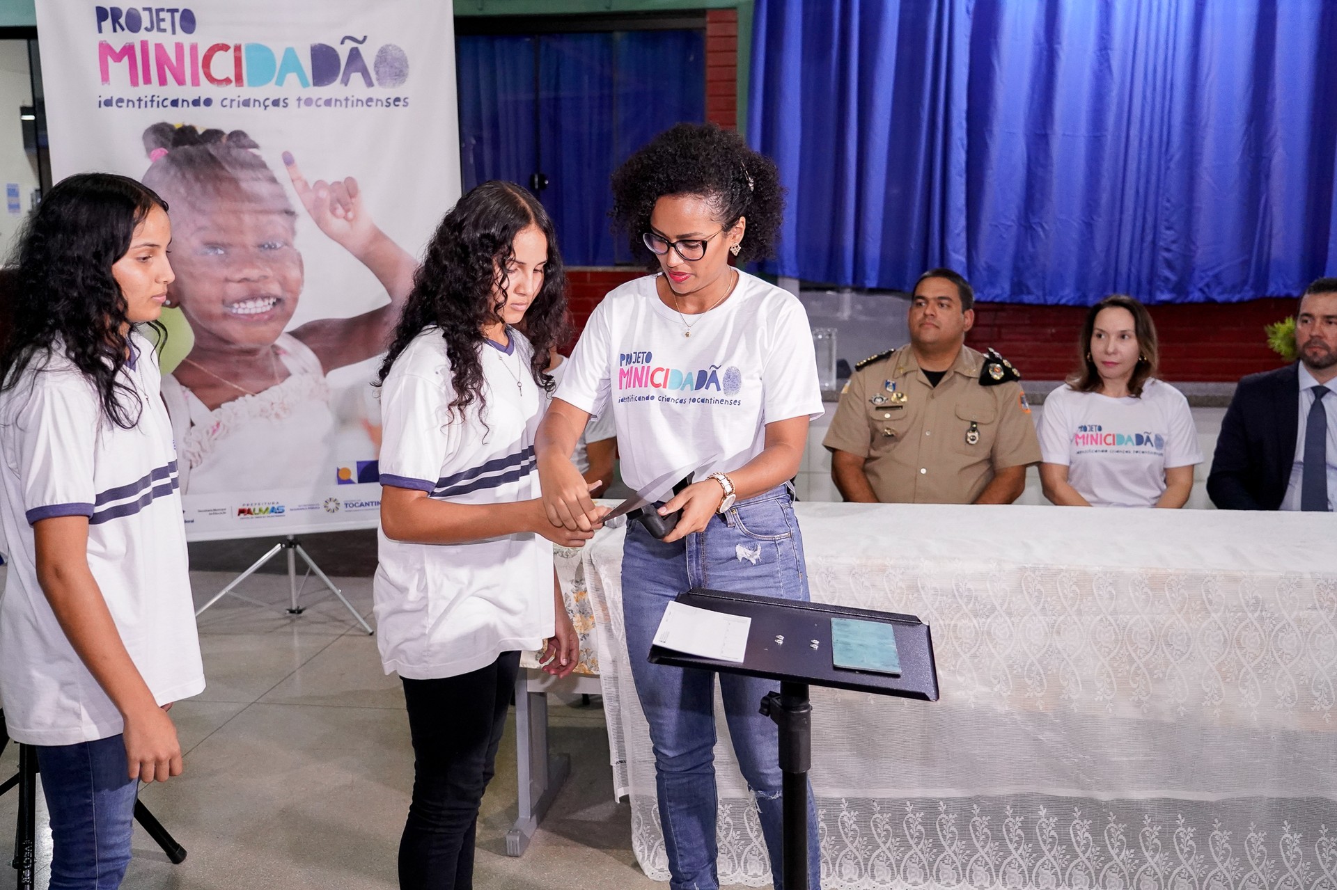 Gêmeas Ana Vitória e Ana Clara Barros, de 14 anos, marcaram os dedos no cartão que será utilizado para a confecção do documento de identidad