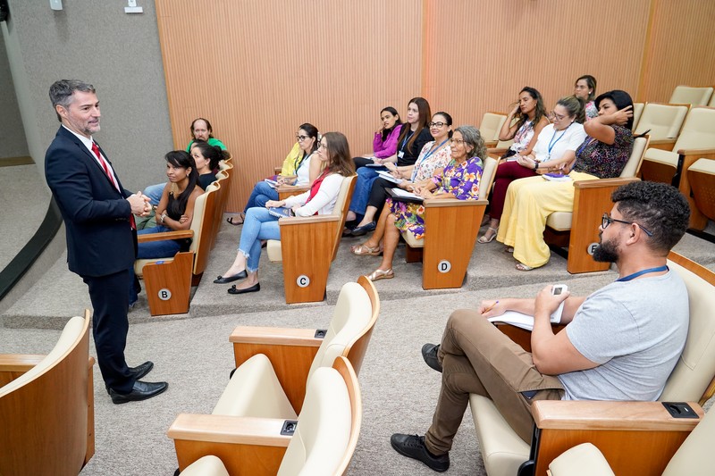 Promotor de Justiça faz reunião com servidores do MPTO que atuarão na fiscalização da eleição neste domingo