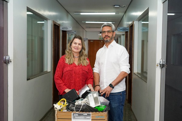 A coordenadora das Promotorias de Justiça de Araguaína, Valéria Buso, entregou uma caixa contendo diversos equipamentos ao procurador-geral de Justiça, Luciano Casaroti.