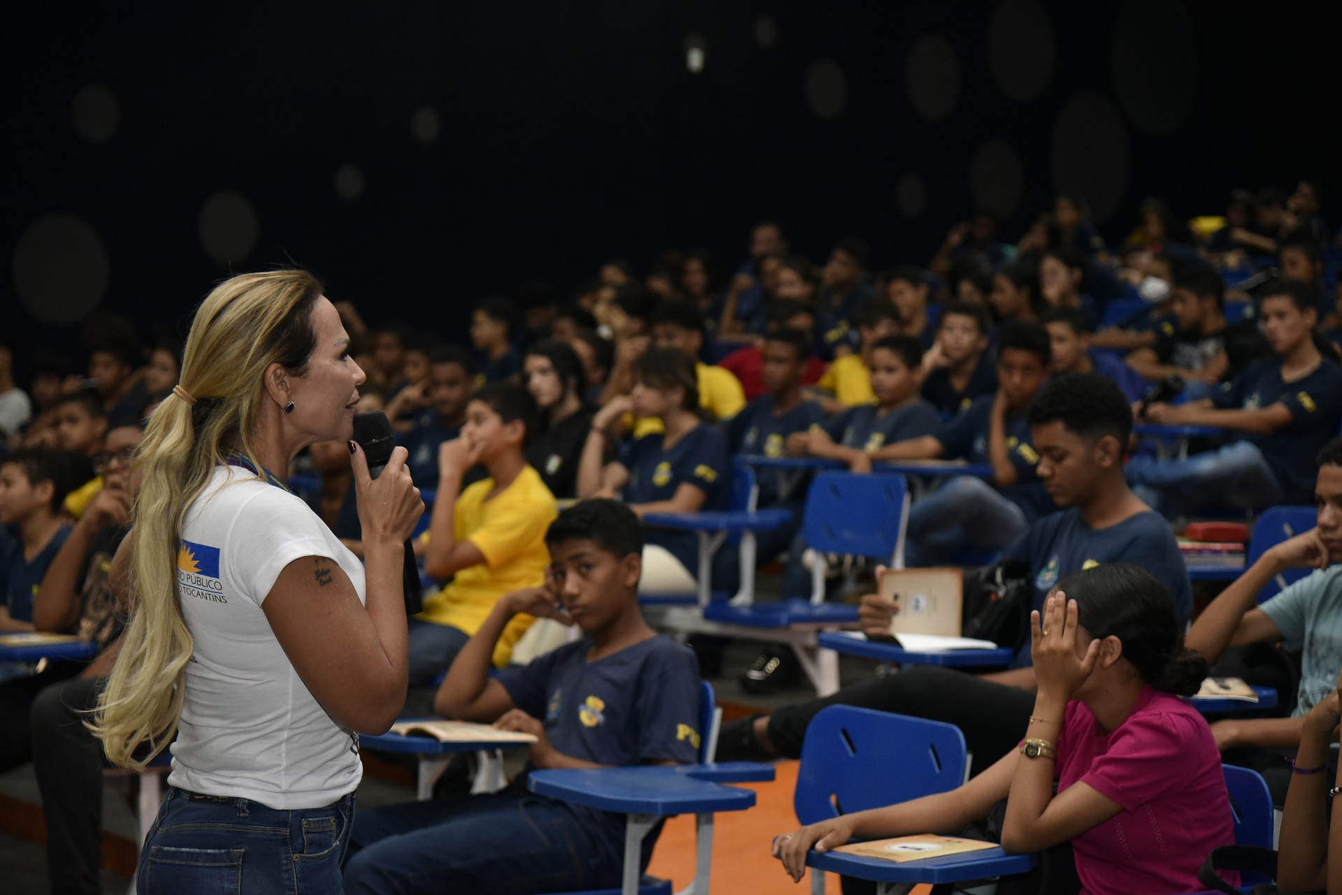 Momento da palestra conduzida pela psicopedagoga Leila Maria Lopes da Silva