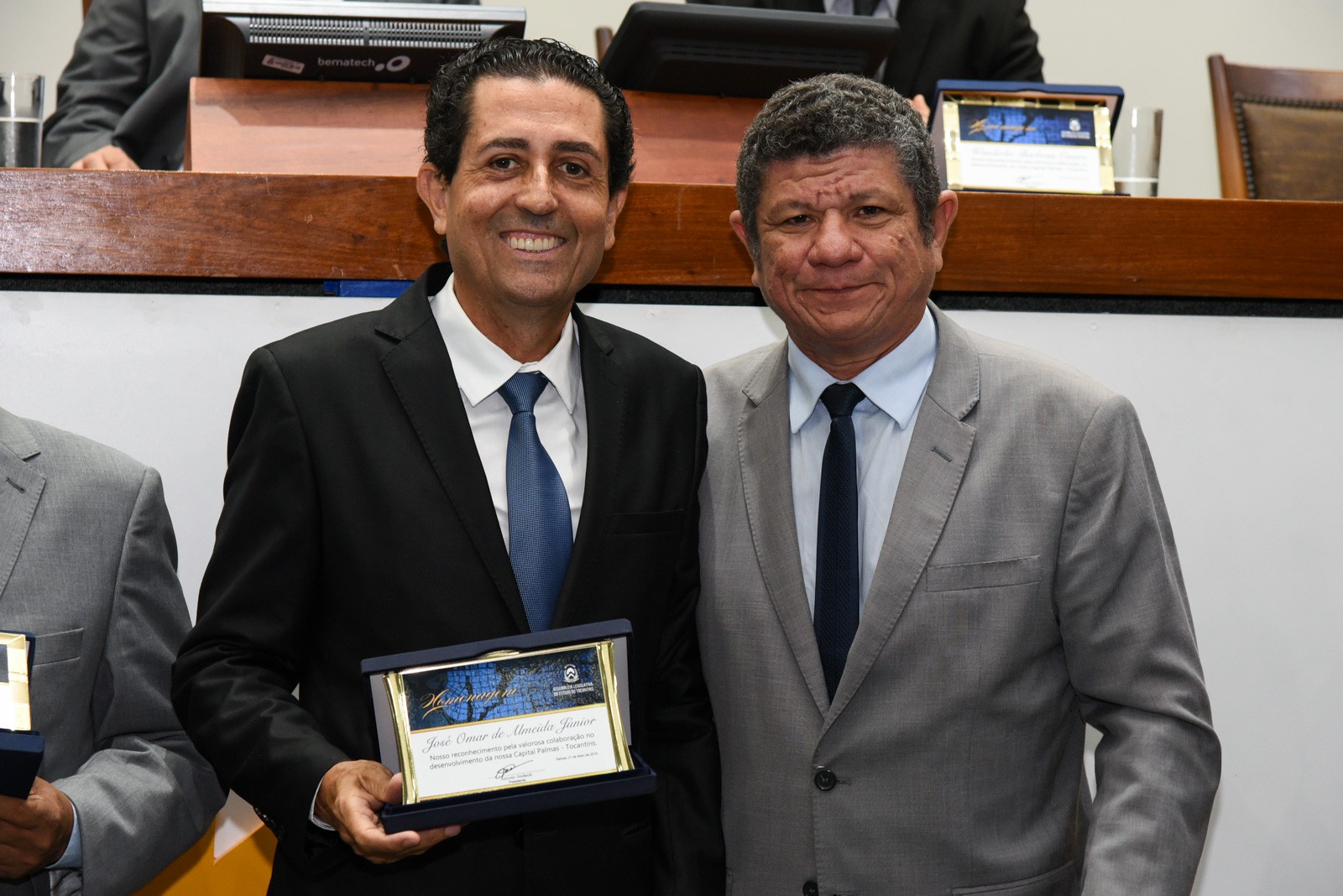 Placa condecorativa foi entregue pelo deputado Ivory de Lira (Foto: Marcelo de Deus)