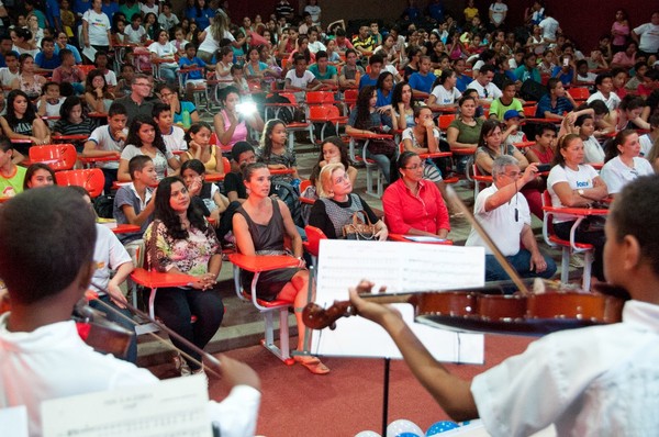 Orquestra de cordas se apresentou durante evento