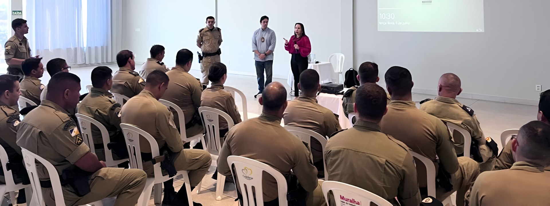 Promotora conversa com policiais