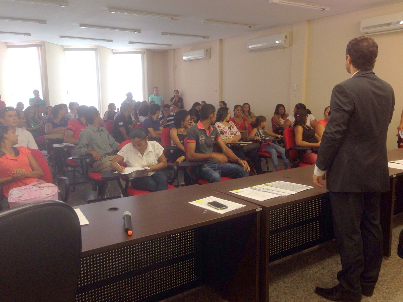 a reunião foi conduzida pelo o coordenador do Centro de Apoio Operacional às Promotorias de Justiça da Infância e Juventude (Caopij), Sidney Fiori Júnior