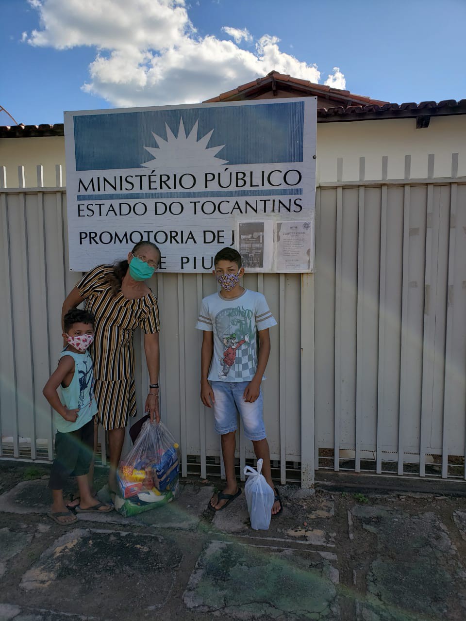 Em Pium, as cestas foram entregues na sede da Promotoria de Justiça