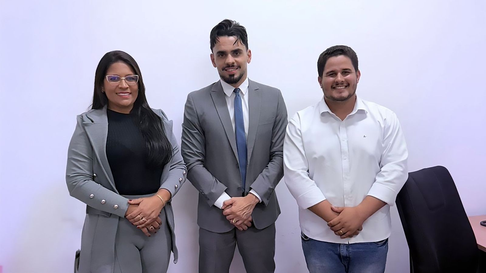 Participaram da reunião o secretário municipal de Meio Ambiente e Recursos Hídricos, Enzo Dourado Plínio, e a assistente jurídica Luana Gomes dos Santos.