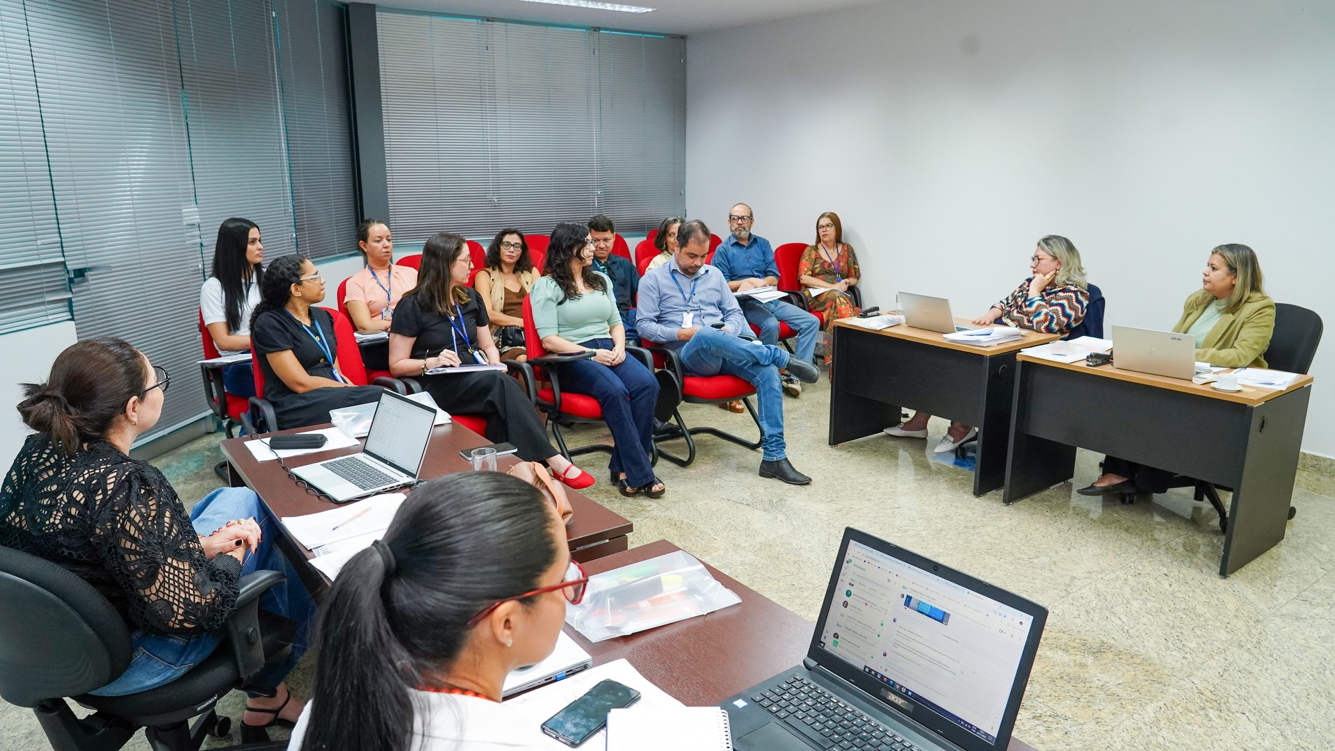 Representantes da Secretaria-geral, Laboratório de Multimeios, Editora e Biblioteca são ouvidos pelas avaliadoras do CEE