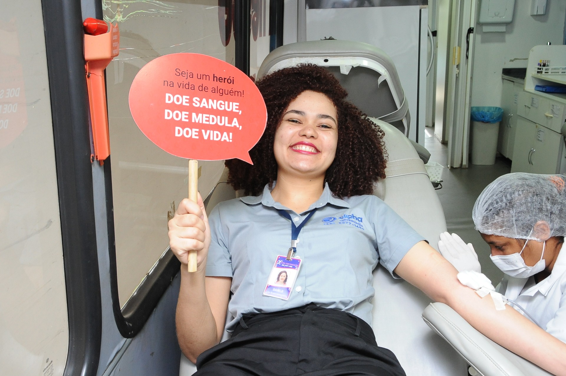 Servidor doando sangue em ação do projeto \"Parceiros pela Vida\"