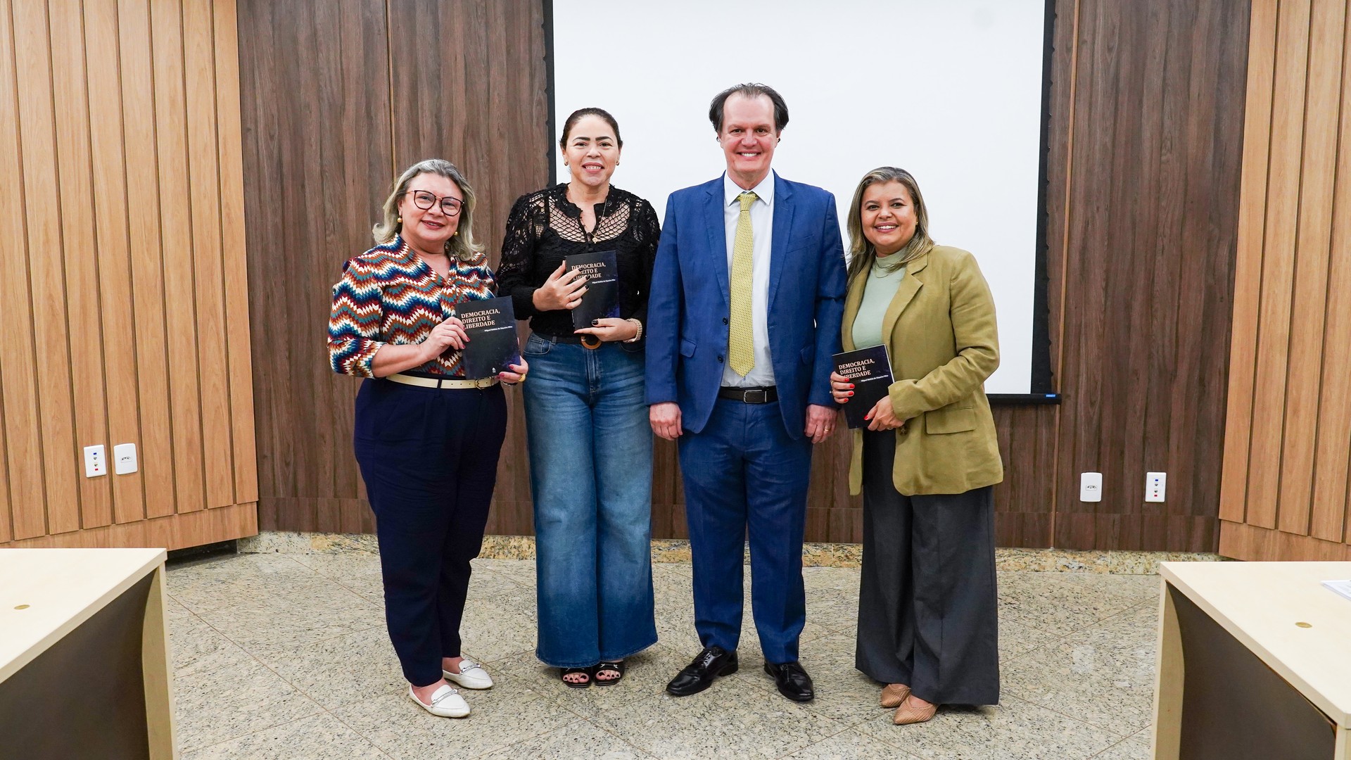 Diretor-Geral, procurador de Justiça, Miguel Batista de Siqueira Filho, presenteia as avaliadoras com sua obra “Democracia, Direito e Liberdade”, como forma de agradecimento