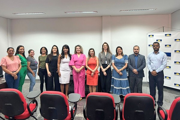 Equipe do Caopije e Promotora de Justiça Renata Rampanelli posam para foto com a equipe dos municípios