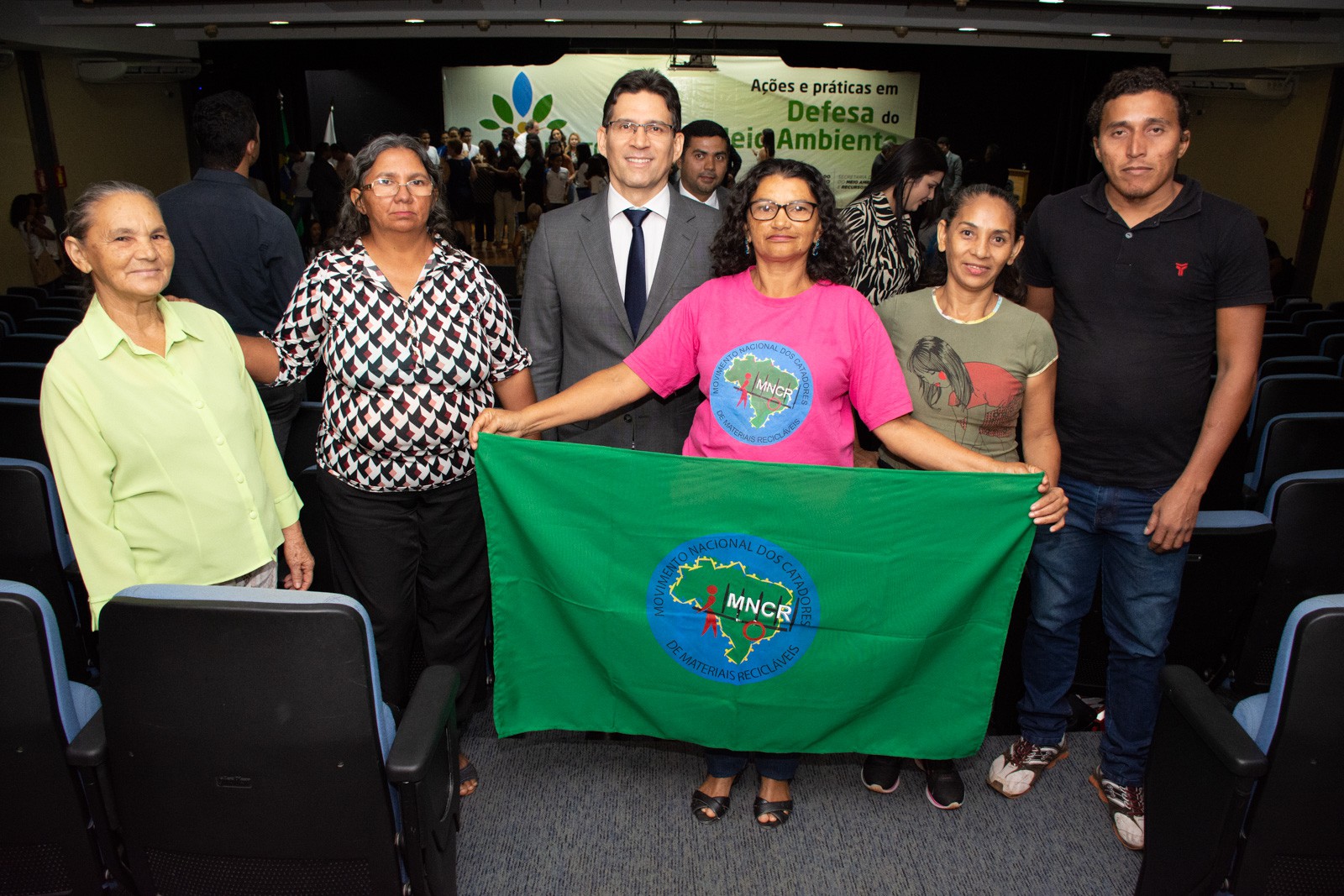 membros da associação de catadores posam para foto com Procurador