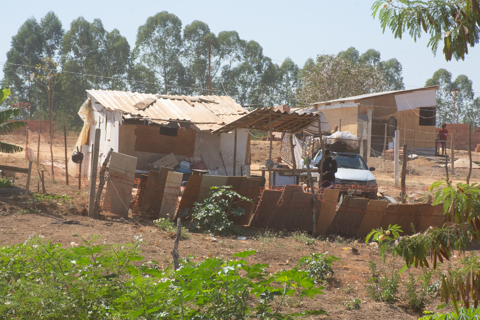 Loteamento clandestino abriga construções improvisadas