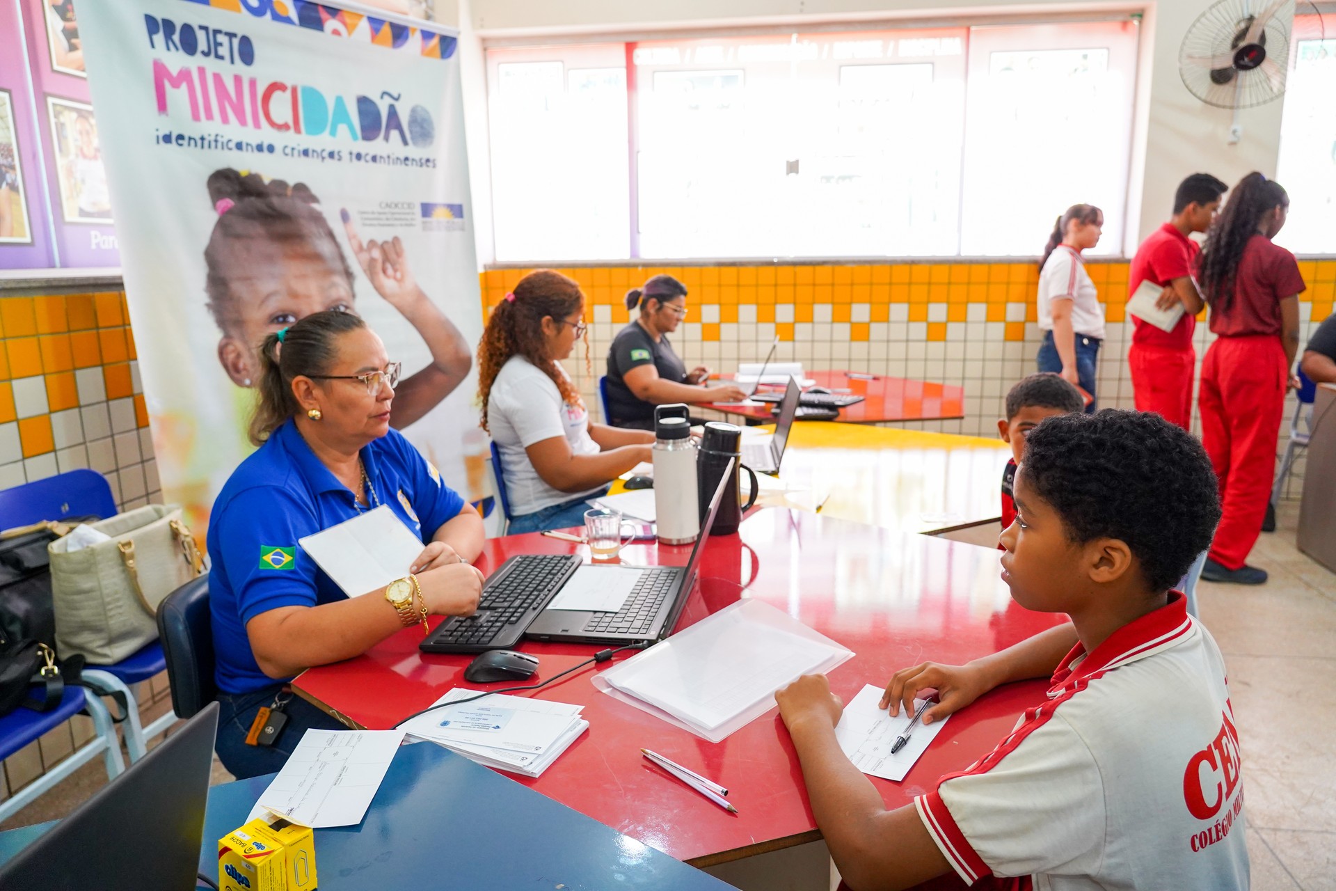 Equipes do Ministério Público, da Receita Federal e do Instituto de Identificação do Tocantins com apoio da Secretaria Municipal da Educação de Palmas atenderam estudantes