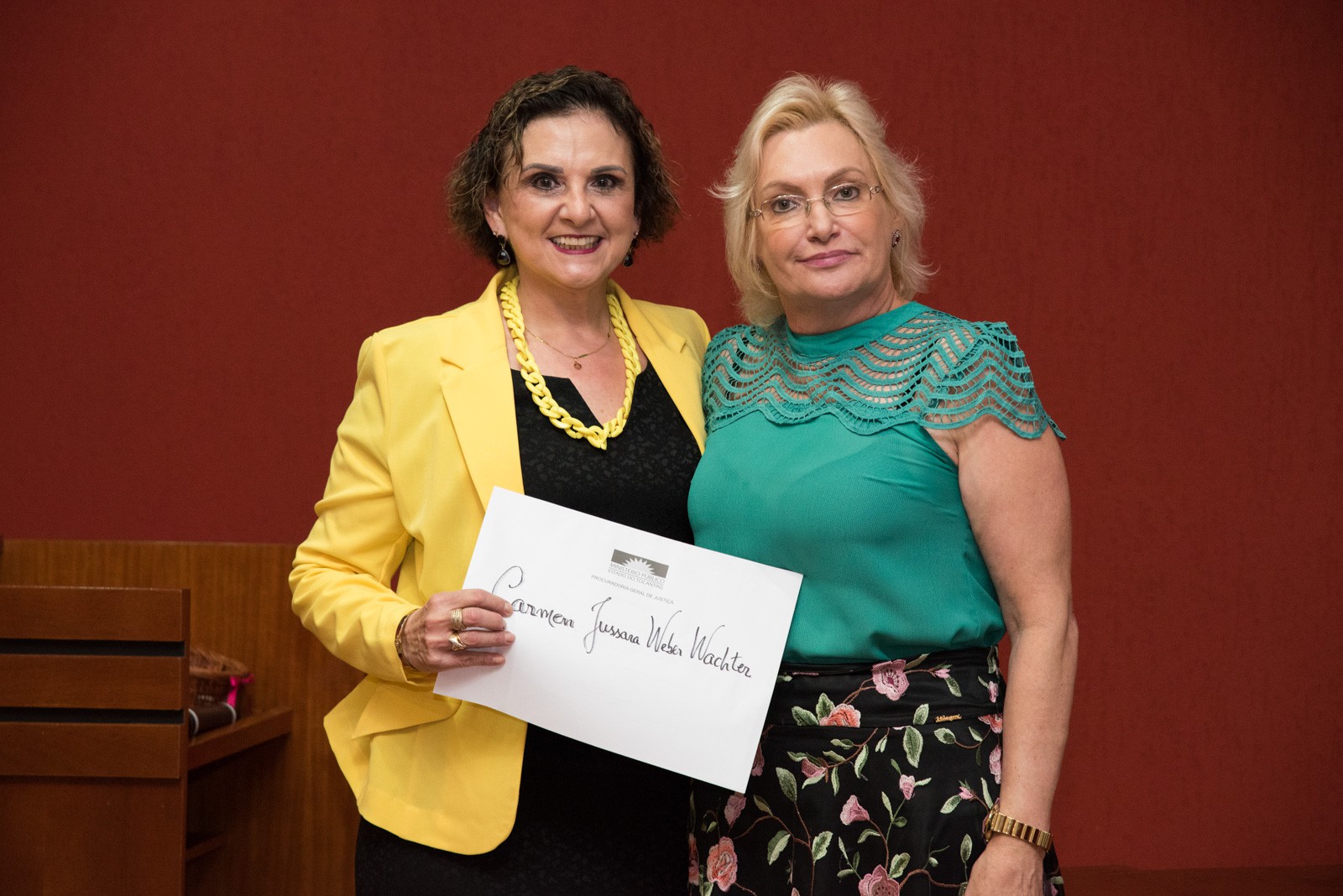 Procuradora de Justila Vera Nilva A. R. Lira entrega certificado à palestrante Carmen Jussara Wachter