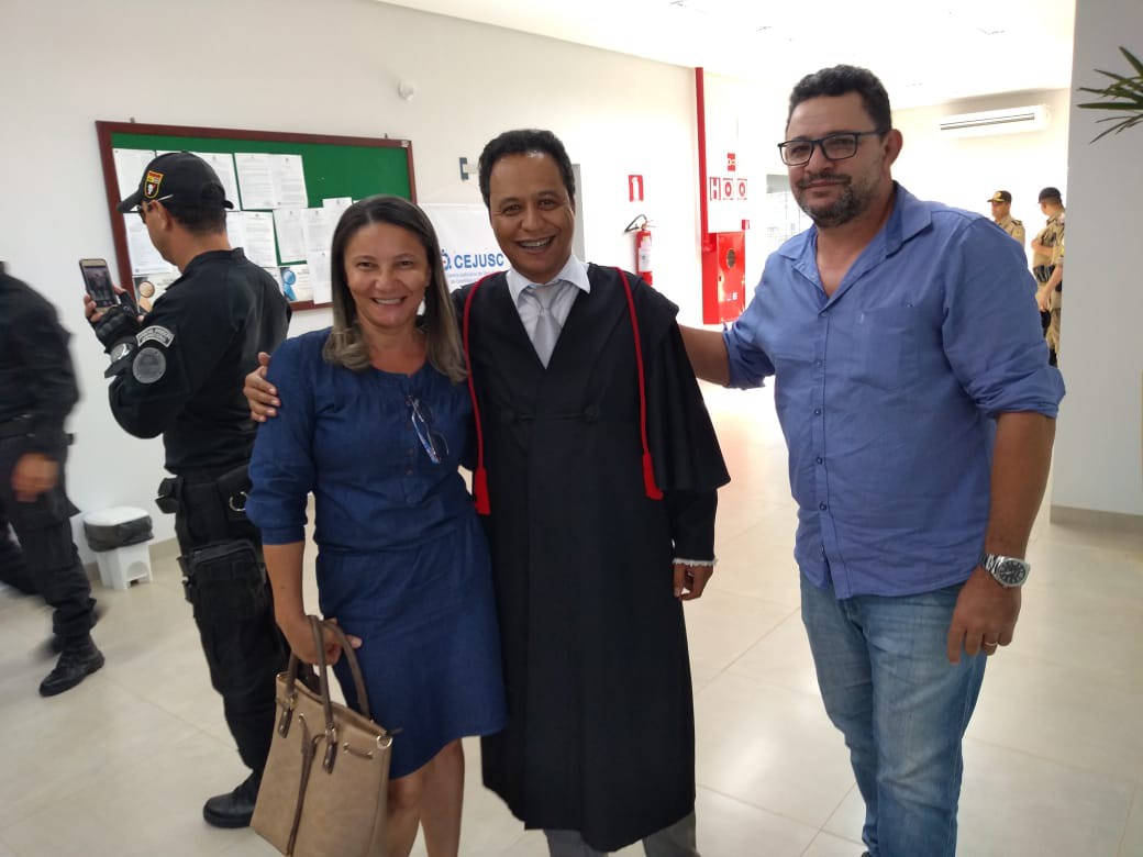 Os professoers acompanharam e prometeram um júri simulado na escola