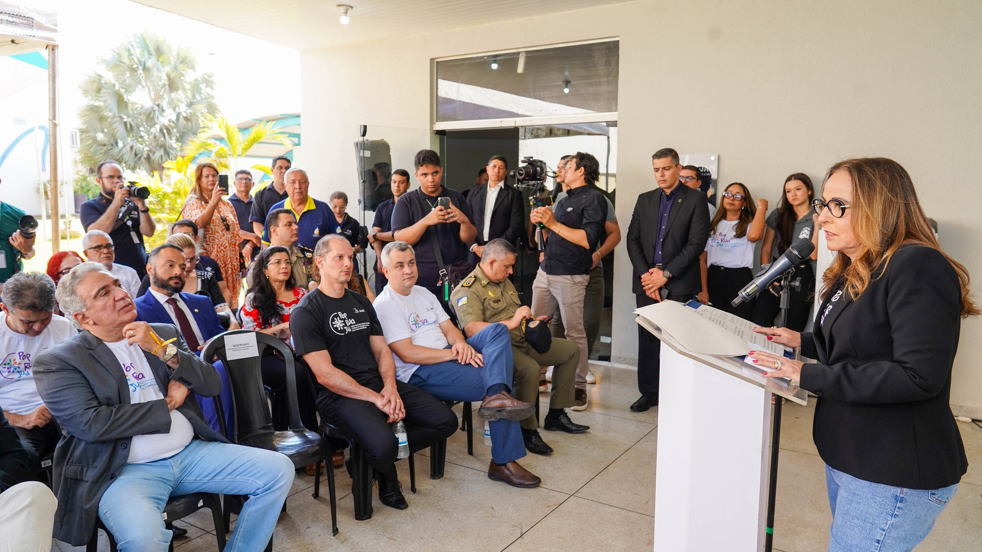 PGJ Abel Andrade observa a desembargadora Ângela Prudente, que coordena o comitê regional