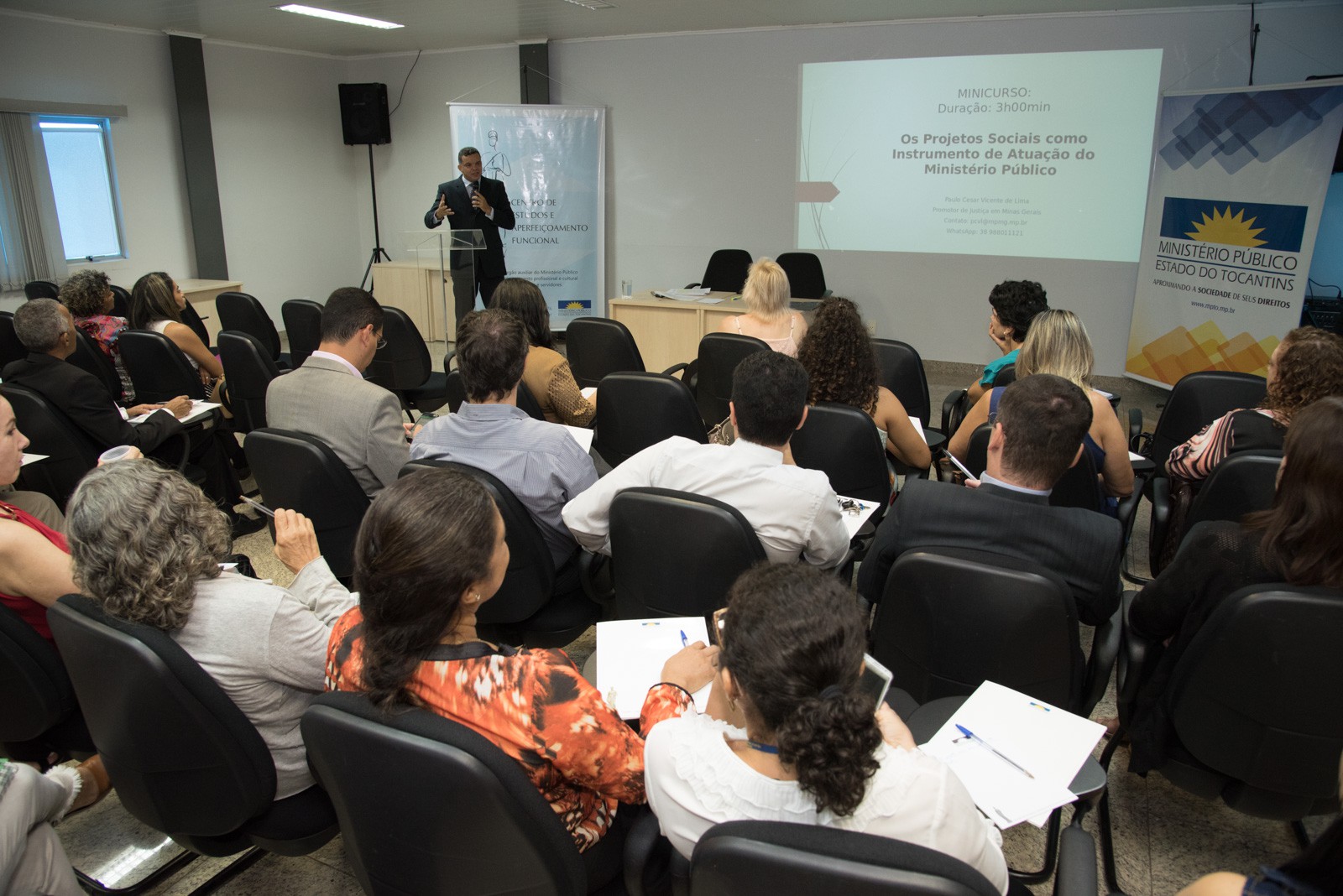 O palestrante é conhecido no Brasil pelos projetos na área de desenvolvimento social sustentável
