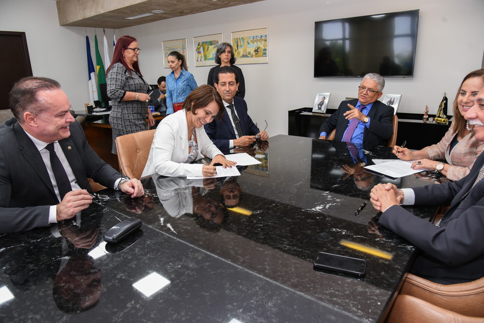 Ouvidora do MPE, Leila Vilela, assina o documento (Foto: Marcelo de Deus)