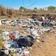 lixo acumulado a céu aberto na entrada da cidade