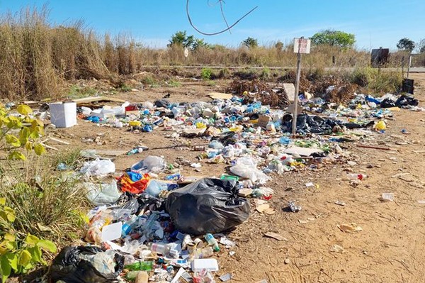 lixo acumulado a céu aberto na entrada da cidade