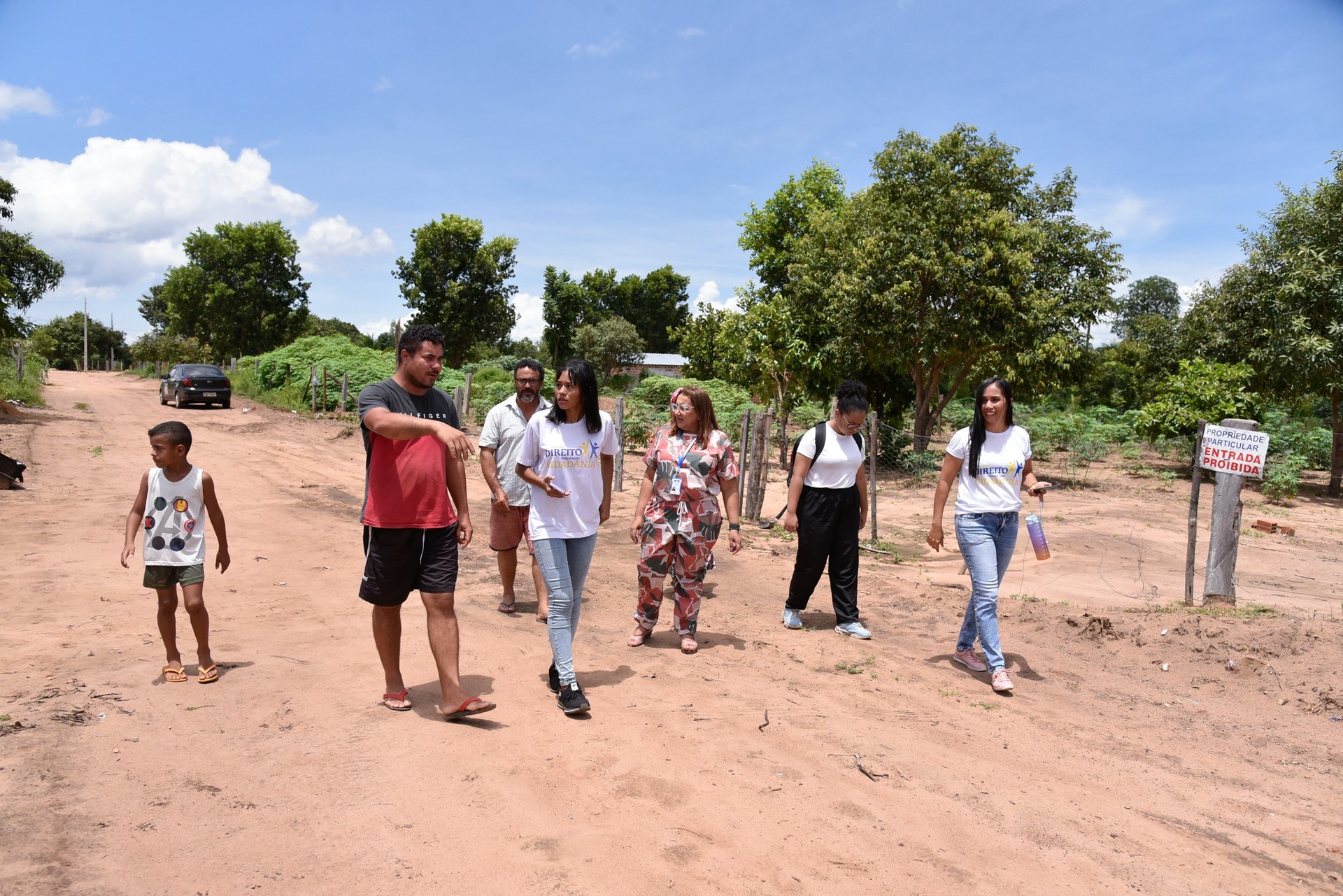 Estudantes percorrem a comunidade conversando com moradores